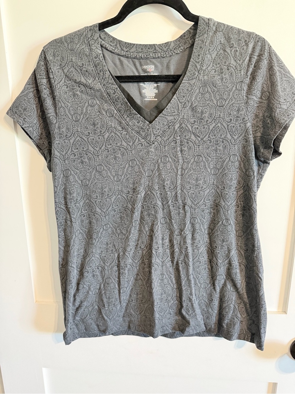 Danskin Now Gray Paisley V-Neck Short Sleeve Tee
